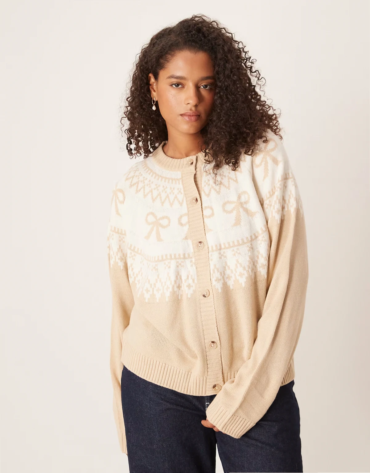 ASOS DESIGN Curve – Beżowy kardigan z karczkiem ze wzorem w kokardki