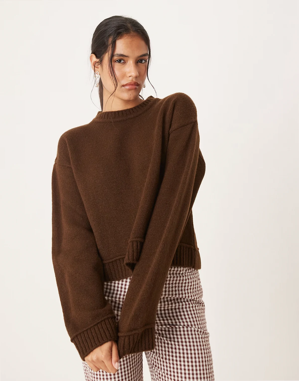 – Czekoladowy dzianinowy sweter