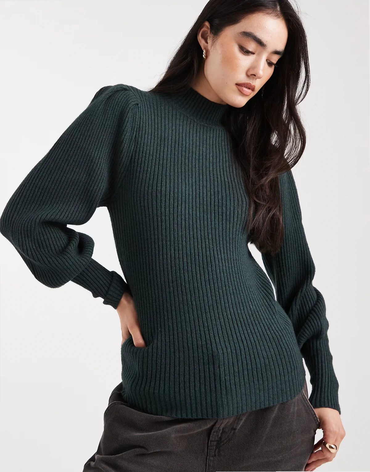 – Hochgeschlossener Strickpullover in Dunkelgrün mit weiten Ärmeln