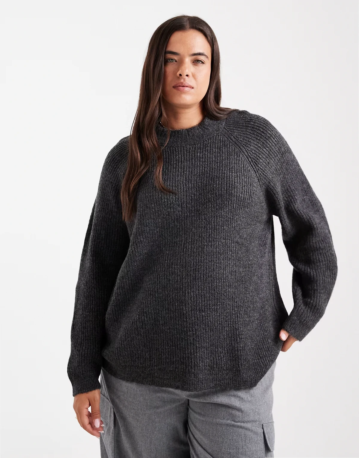 – Ciemnoszary sweter z zabudowanym dekoltem