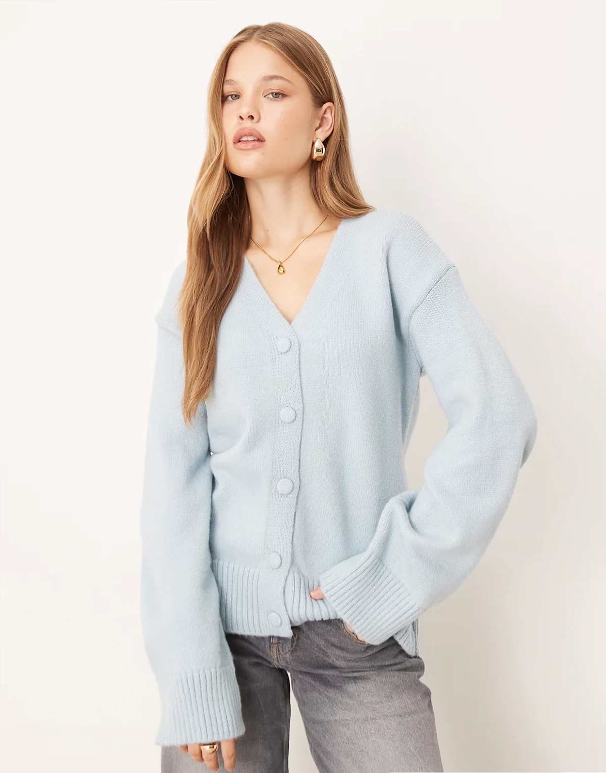 – Niebieski kardigan oversize