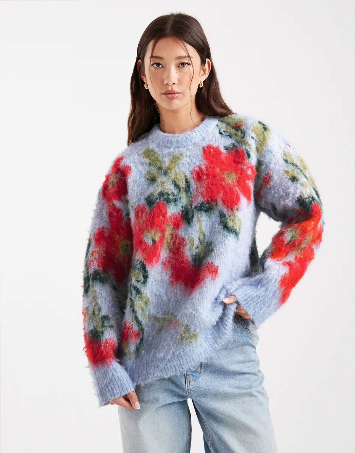 – Niebieski sweter oversize z okrągłym dekoltem w rozmazane kwiaty