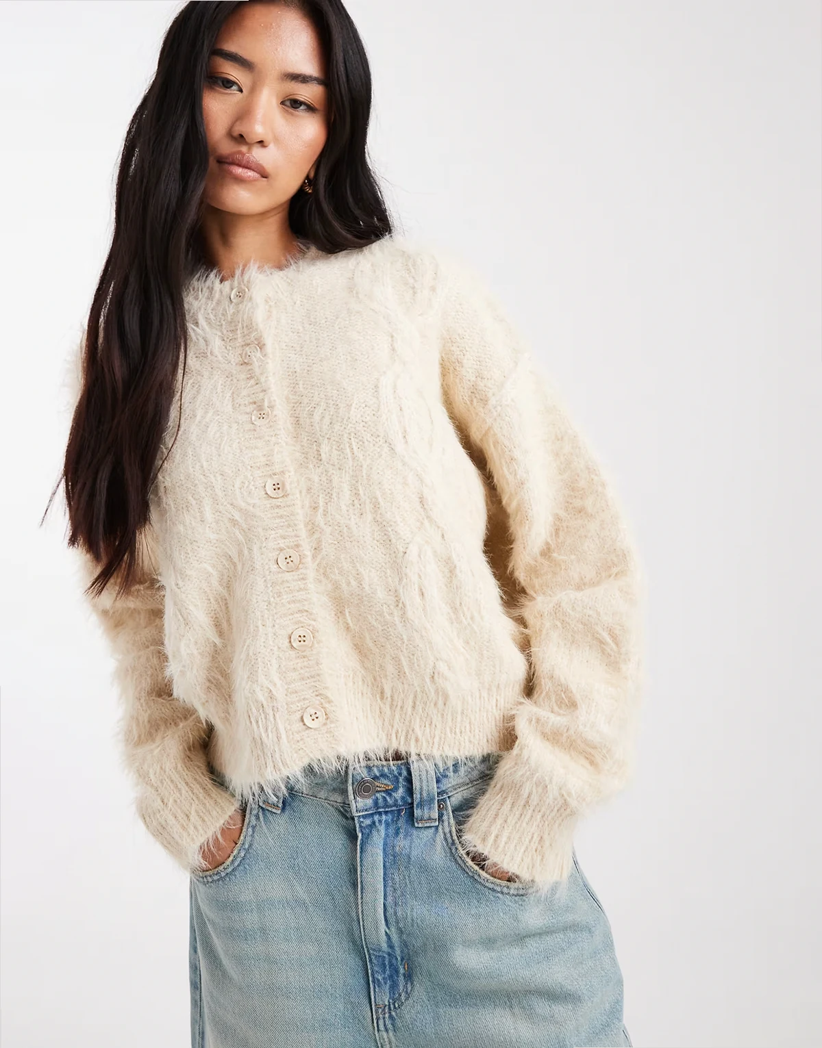 – Strickjacke in Buttermilchgelb mit flauschigem Zopfmuster und Rundhalsausschnitt