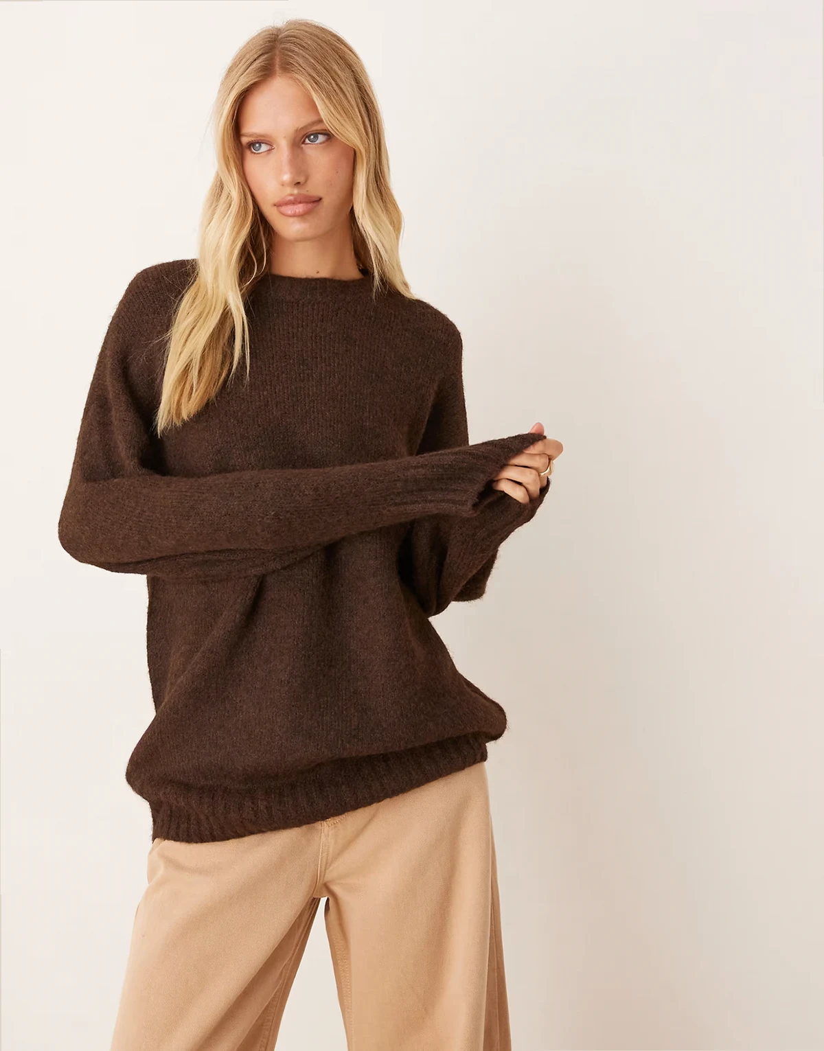 – Czekoladowy puszysty sweter oversize z okrągłym dekoltem i rękawami typu kokon