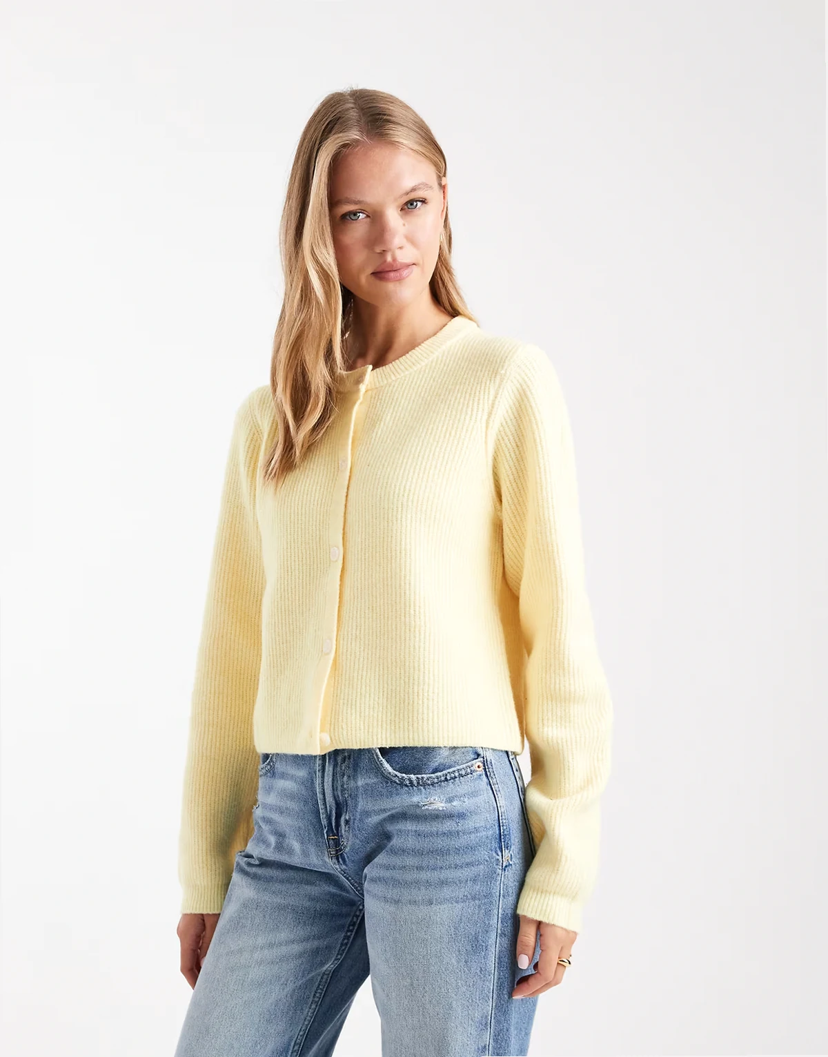 – Weiche, langärmlige Strickjacke in blassem Bananengelb