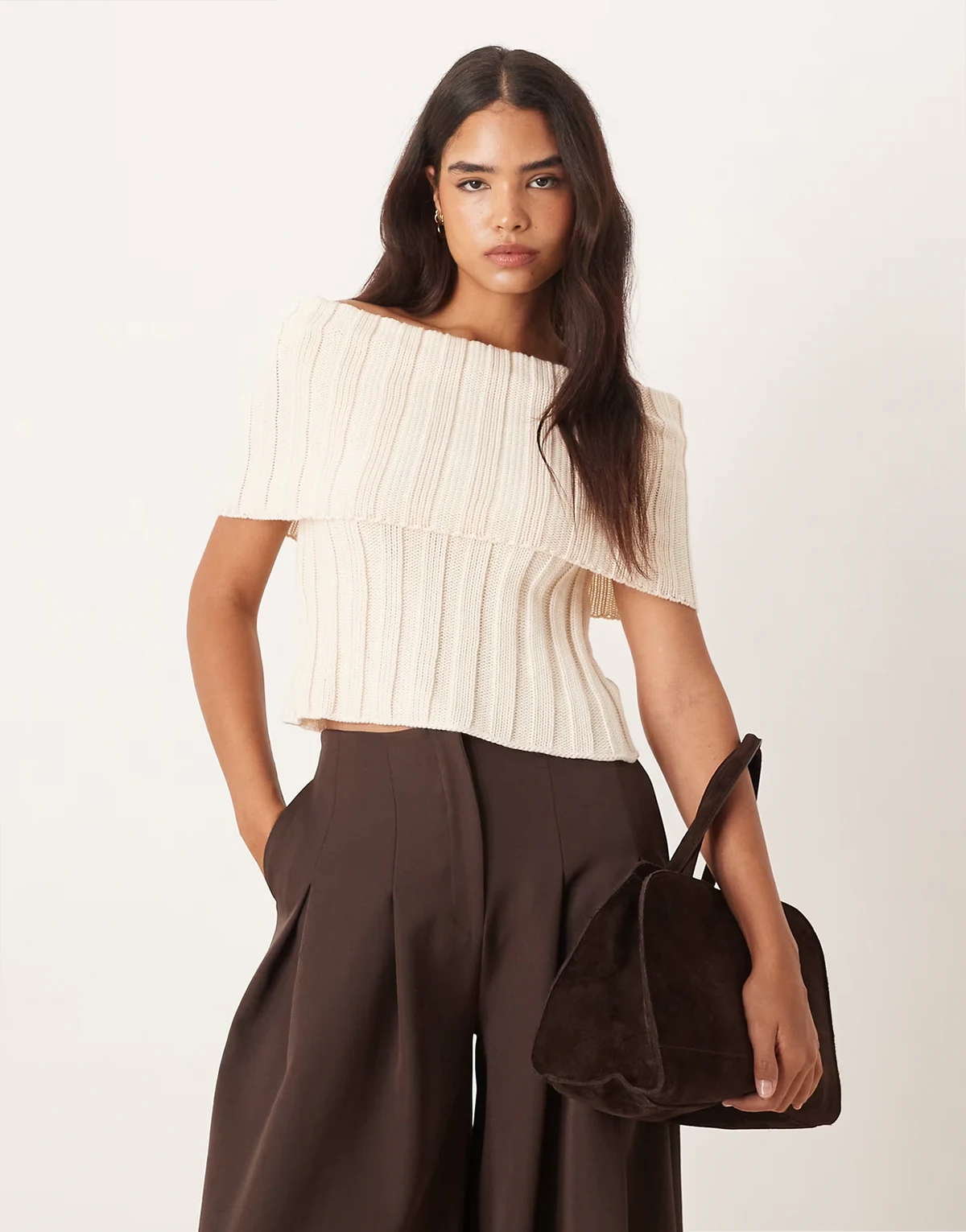 – Kremowy top z prążkowanej dzianiny z luźnym dekoltem