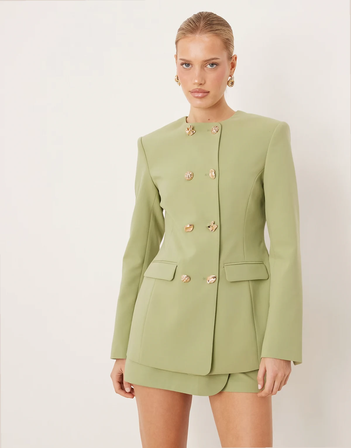 – Eleganter, hochgeschlossener, zweireihiger Blazer in Khaki mit verschiedenen Knöpfen