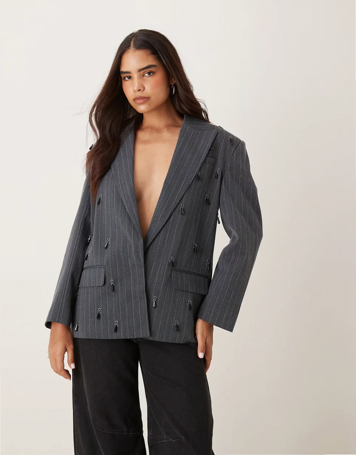 – Eleganter, verzierter Oversize-Blazer in Grau mit Nadelstreifen