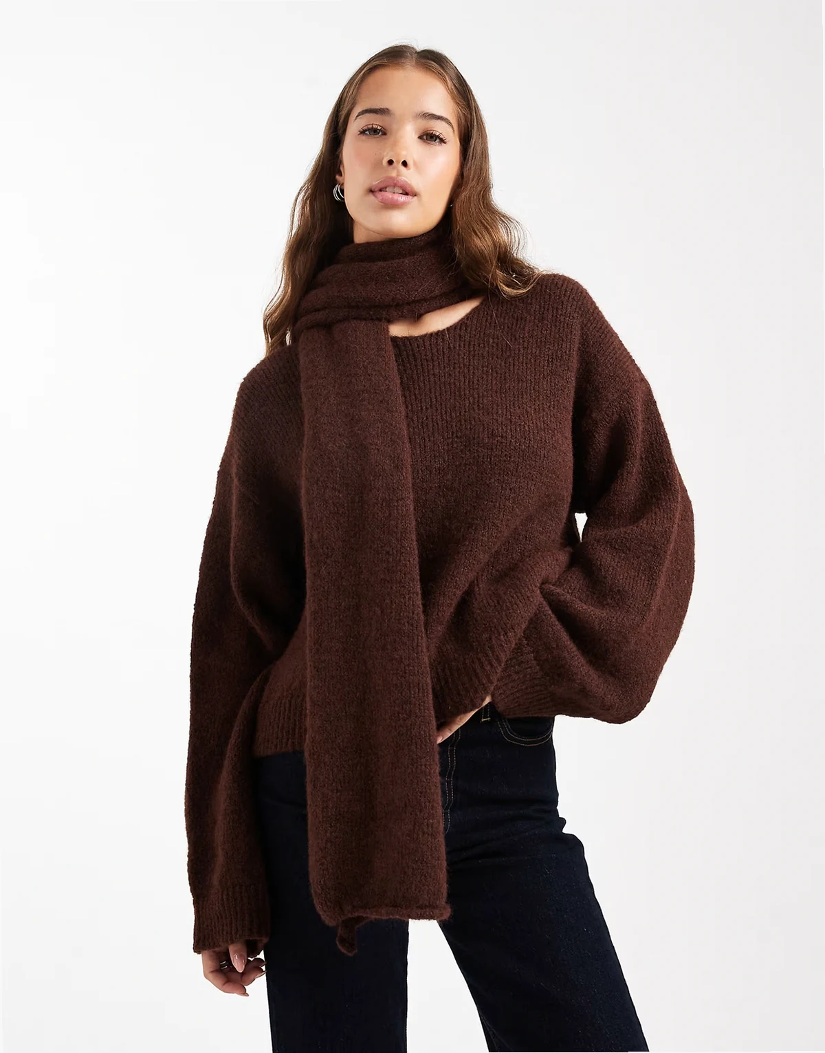 – Brązowy sweter z szalem z dzianiny z domieszką wełny