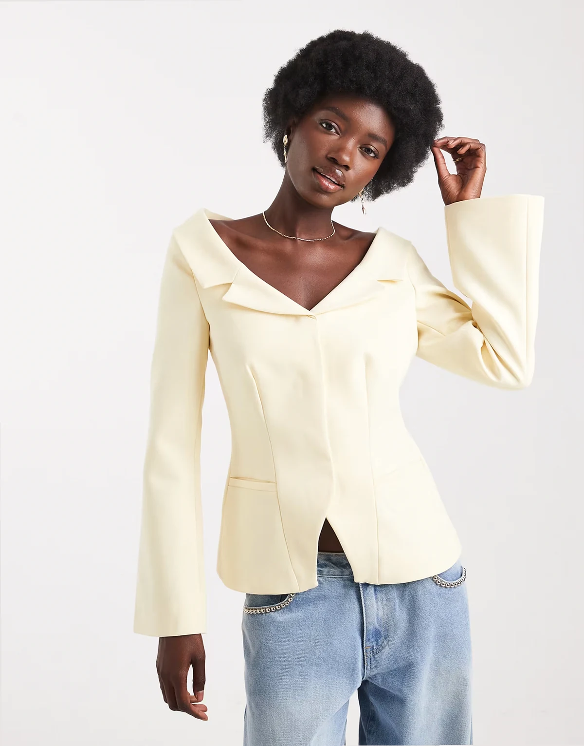 – Eleganter, schulterfreier Blazer in Buttermilchgelb