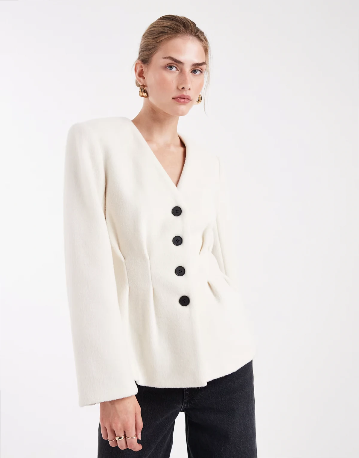 – Blazer in cremeweißer Wolloptik mit strukturierten Schulterpolstern und tailliertem Design