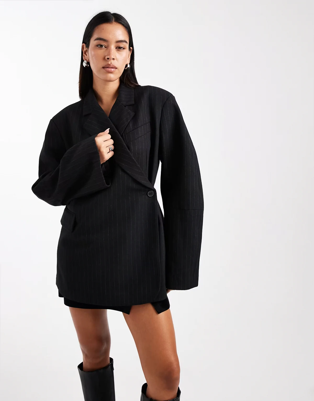 – Blazer in Schwarz mit Nadelstreifen und extremer Wickeloptik