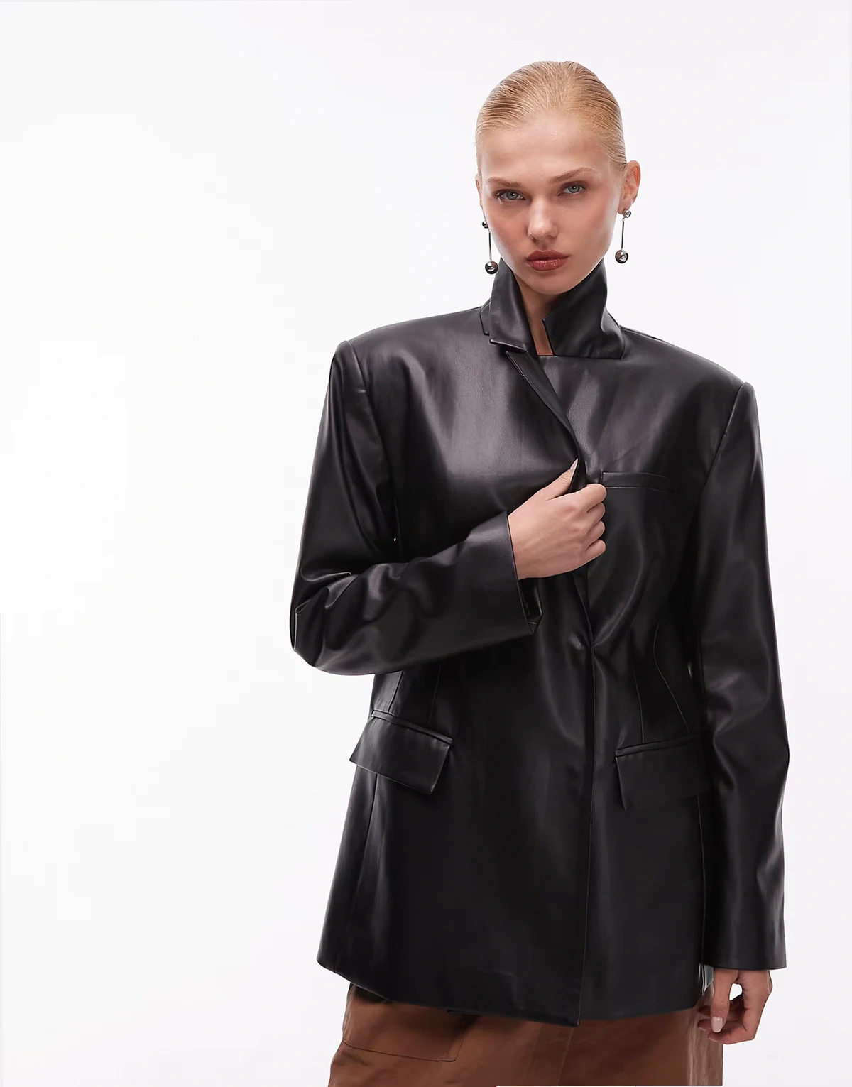 tailored relaxed faux leather blazer in black