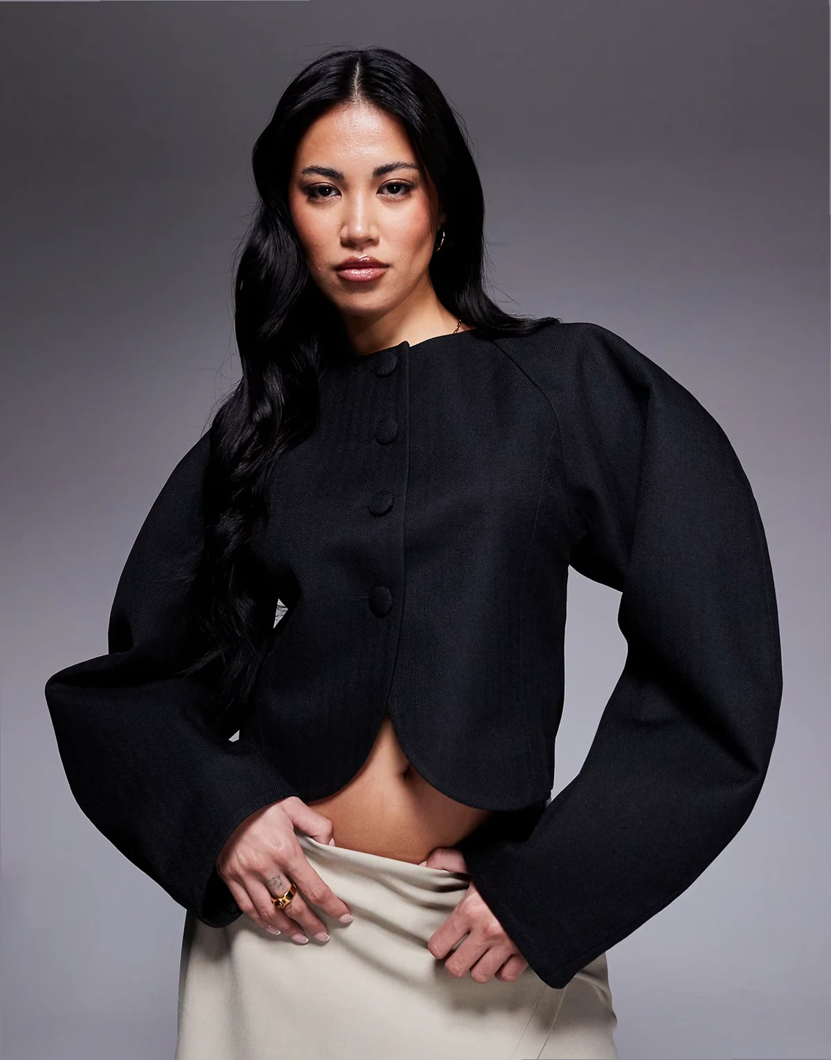 – Cropped Blazer in Schwarz mit Fischgrätmuster und Cocoon-Ärmeln