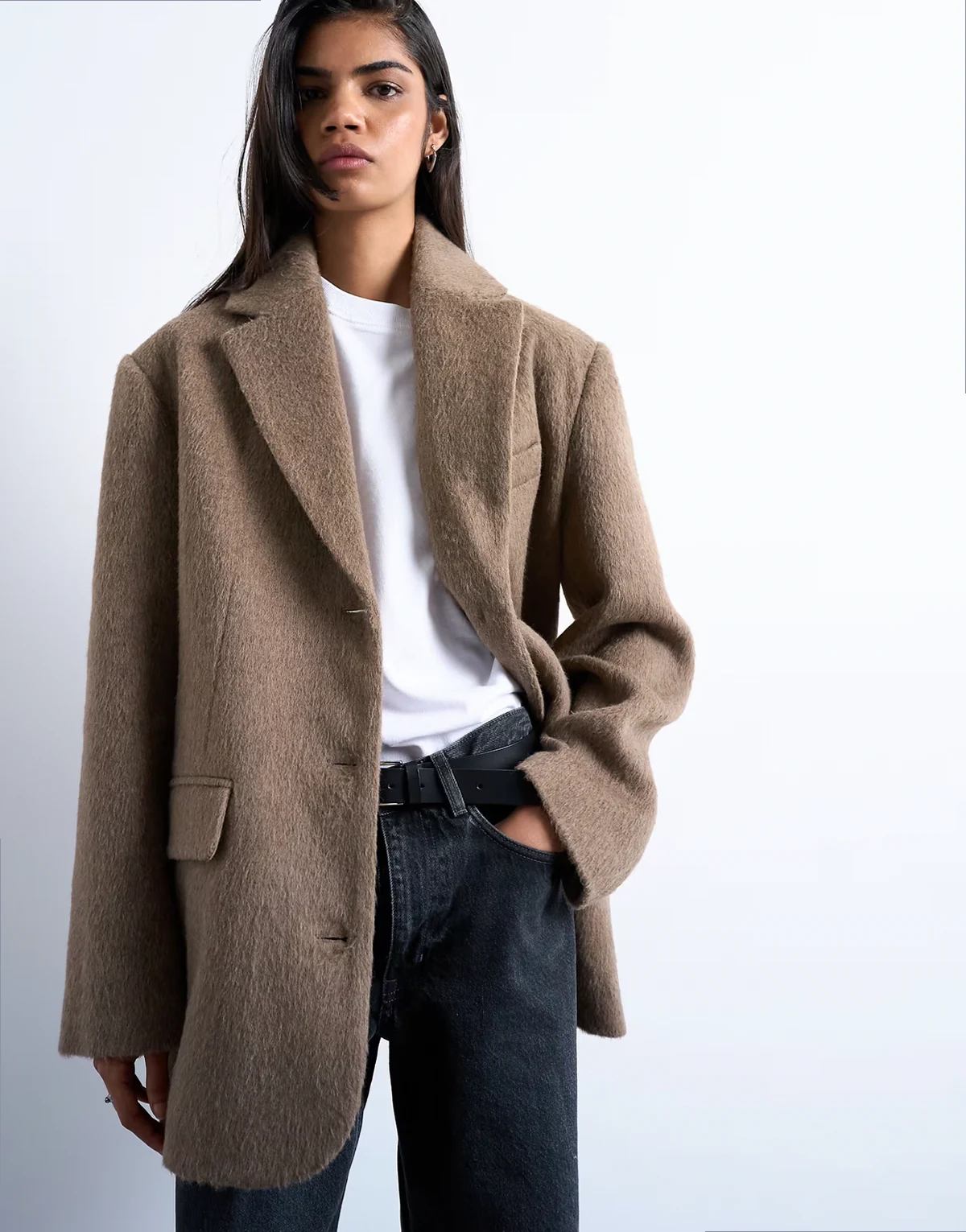 – Angerauter Blazer-Mantel in Camel mit drei Knöpfen