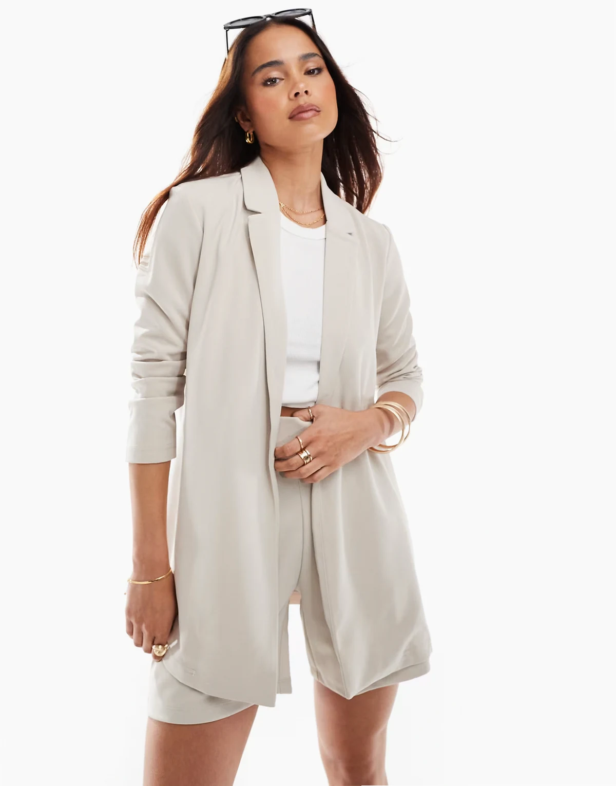 – Kamiennobeżowa lekka marynarka