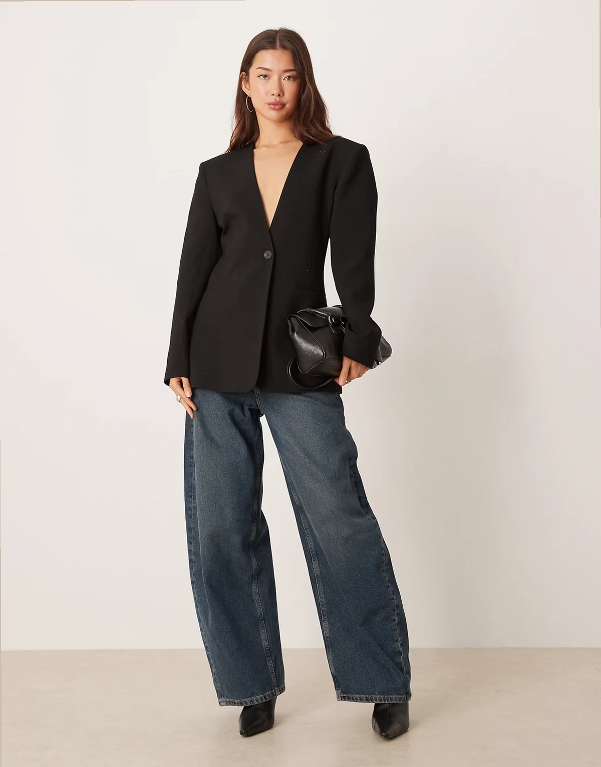 strong shoulders cinched waist blazer in black