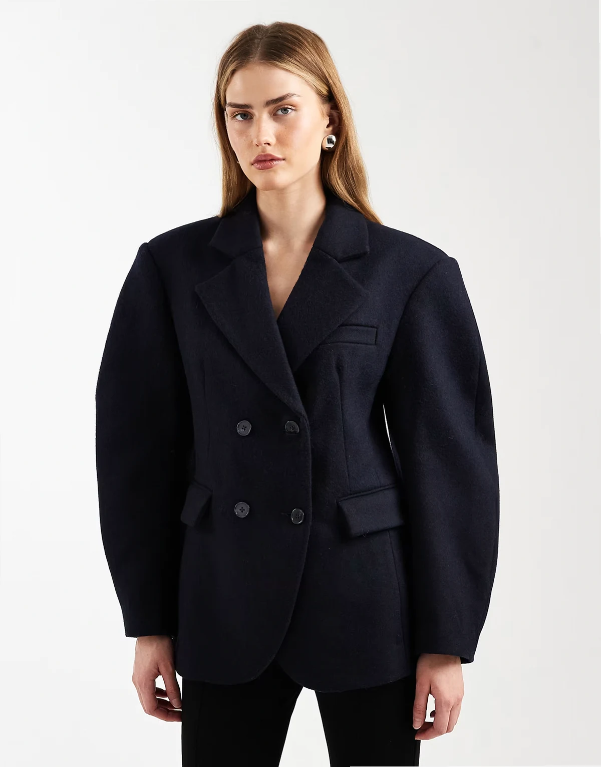 – Eleganter, taillierter Blazer mit hohem Wollanteil in Marineblau mit Kokonärmeln