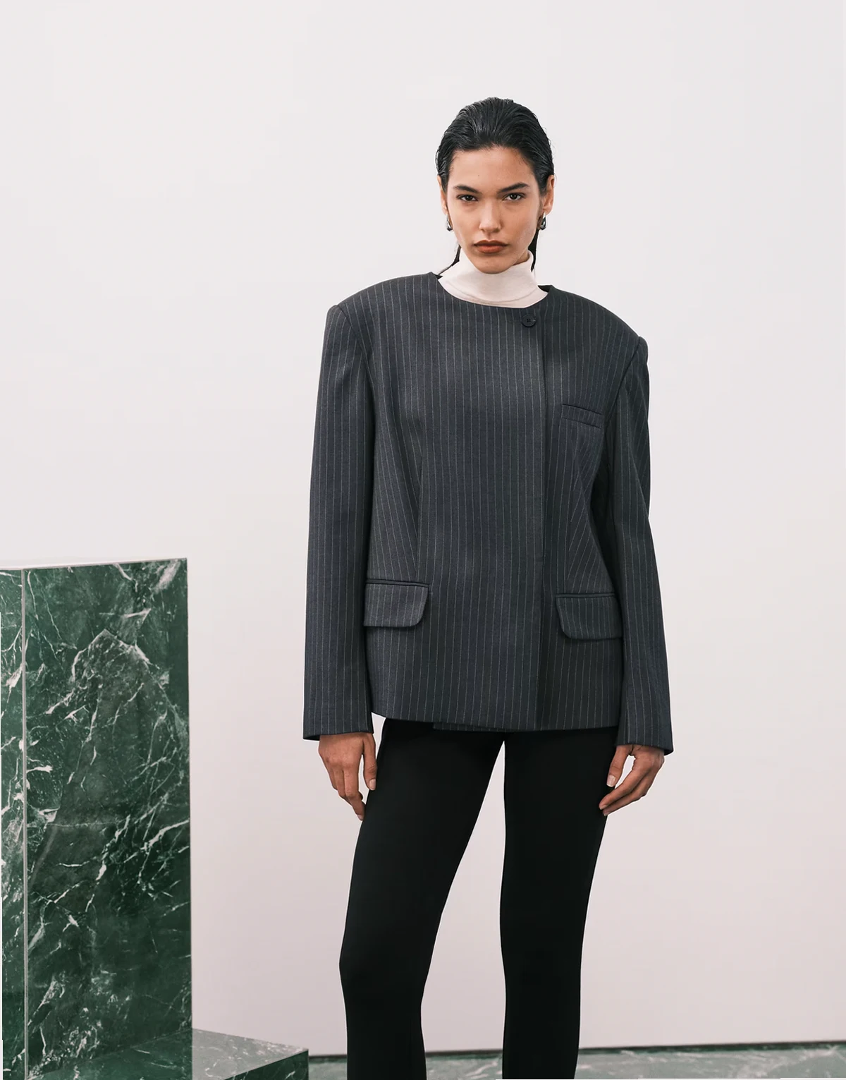 – Eleganter Blazer ohne Kragen in Grau mit verstärkter Schulterpartie und Nadelstreifen