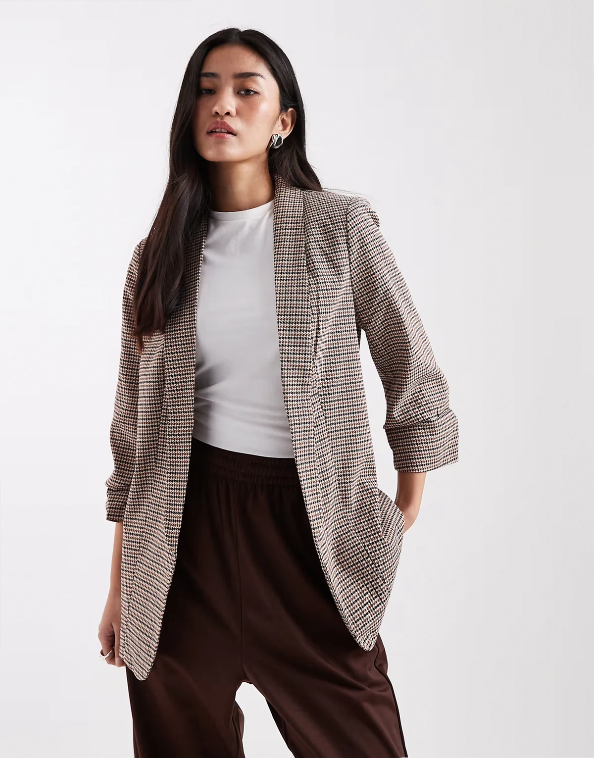 – Karierter Blazer mit gerüschten Ärmeln