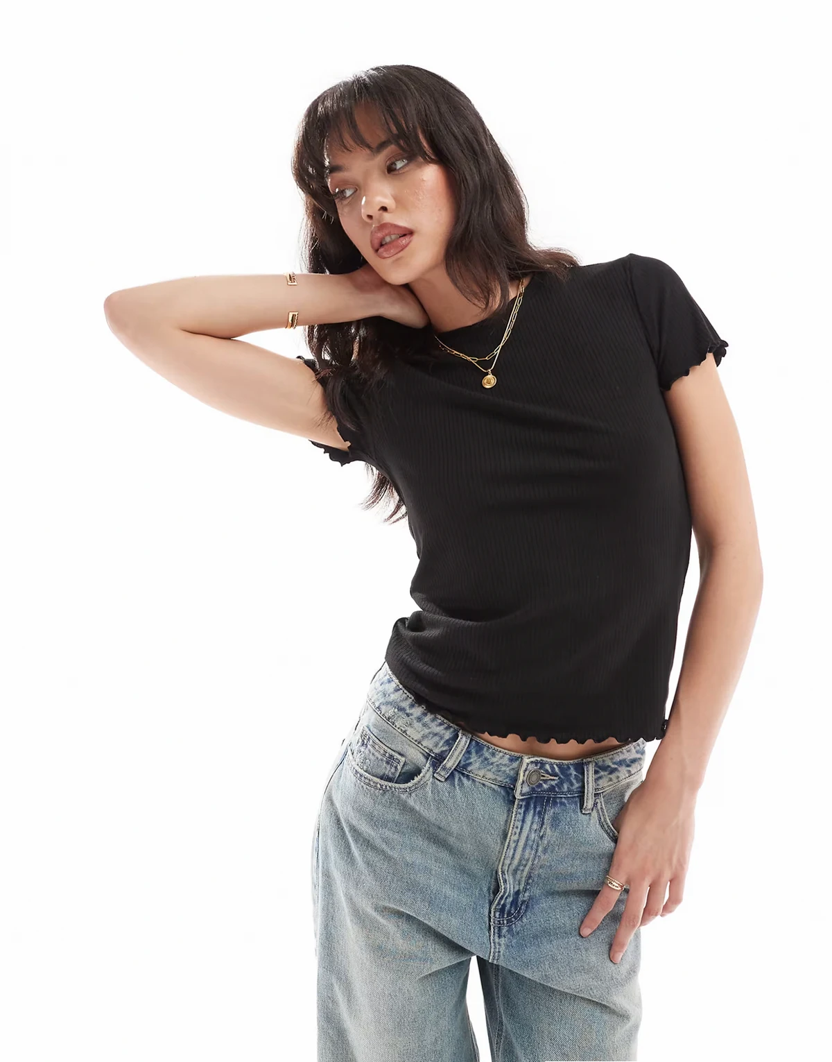 – Kurzärmliges T-Shirt in Schwarz mit Rollsaum