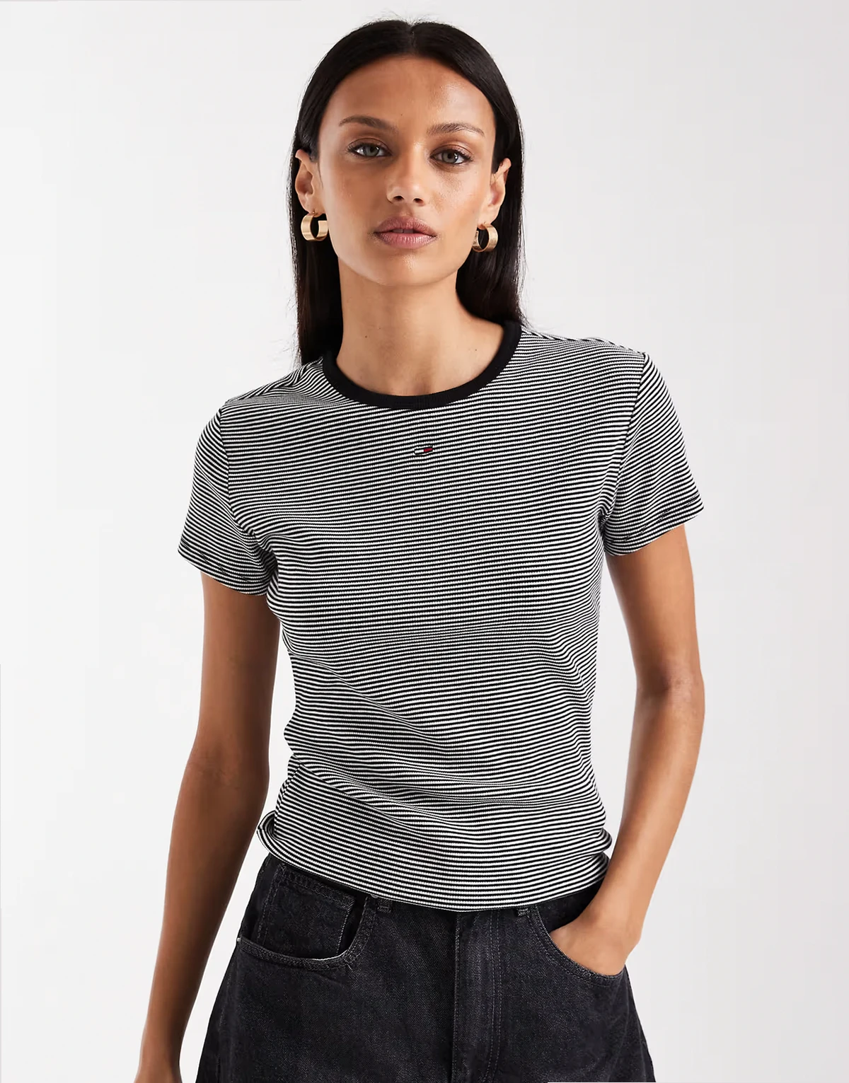 – Przylegający prążkowany T-shirt w czarno-białe paski z lamówką
