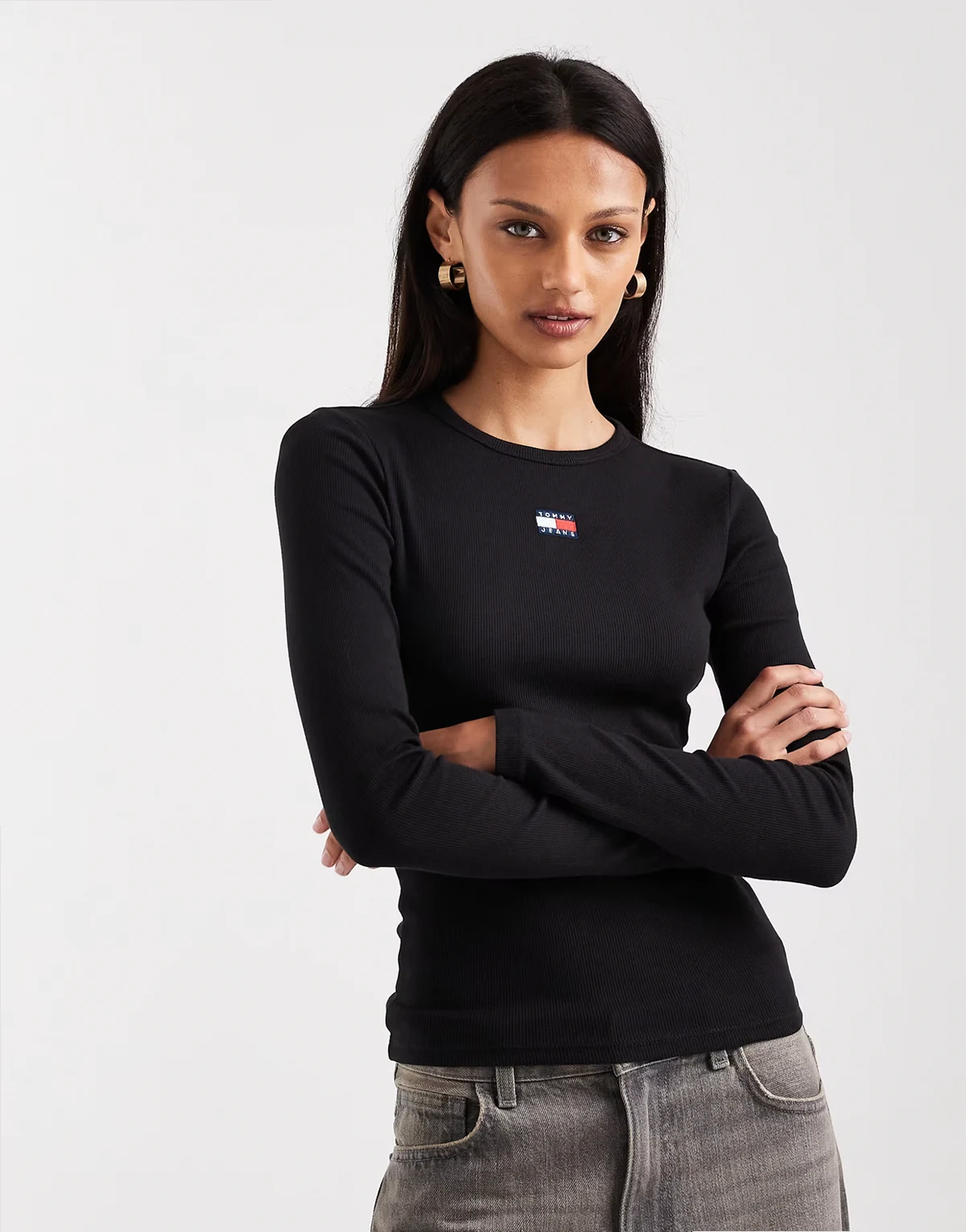 – Czarny T-shirt z długimi rękawami i naszywką