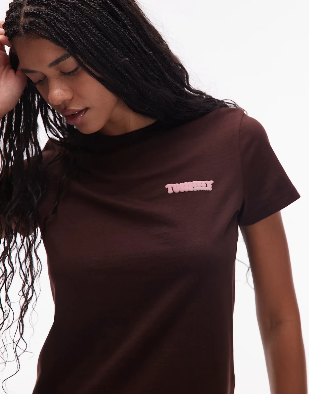 – Brązowy T-shirt z grafiką z logo na piersi i na plecach
