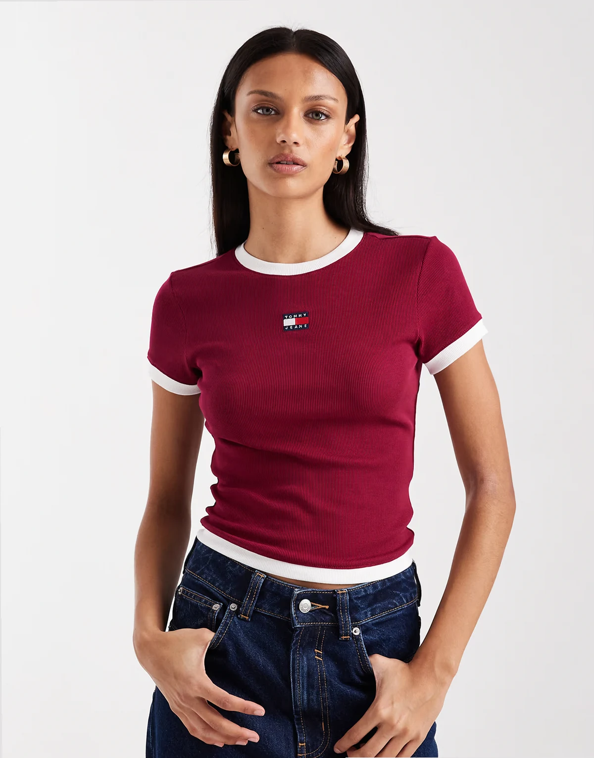 – Bordowy dopasowany T-shirt prążkowany z lamówką