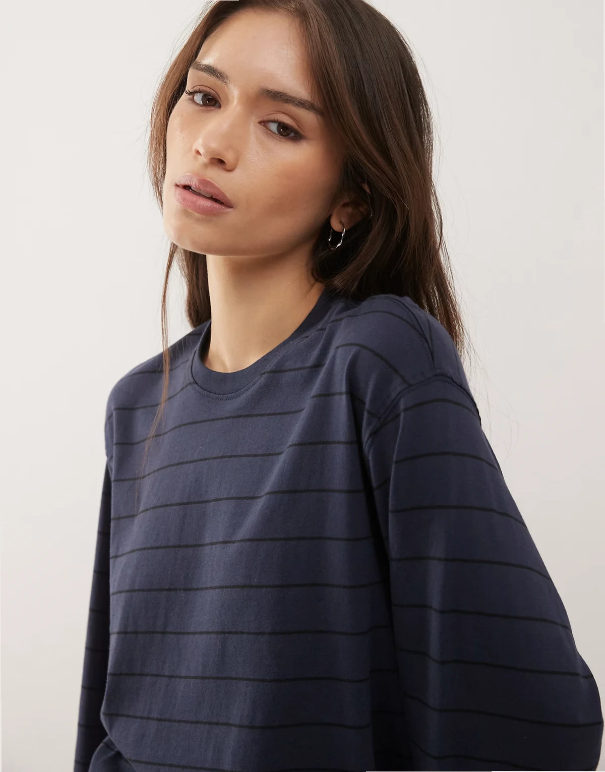 – Kastiges, langärmliges T-Shirt in Marineblau gestreift, exklusiv bei ASOS