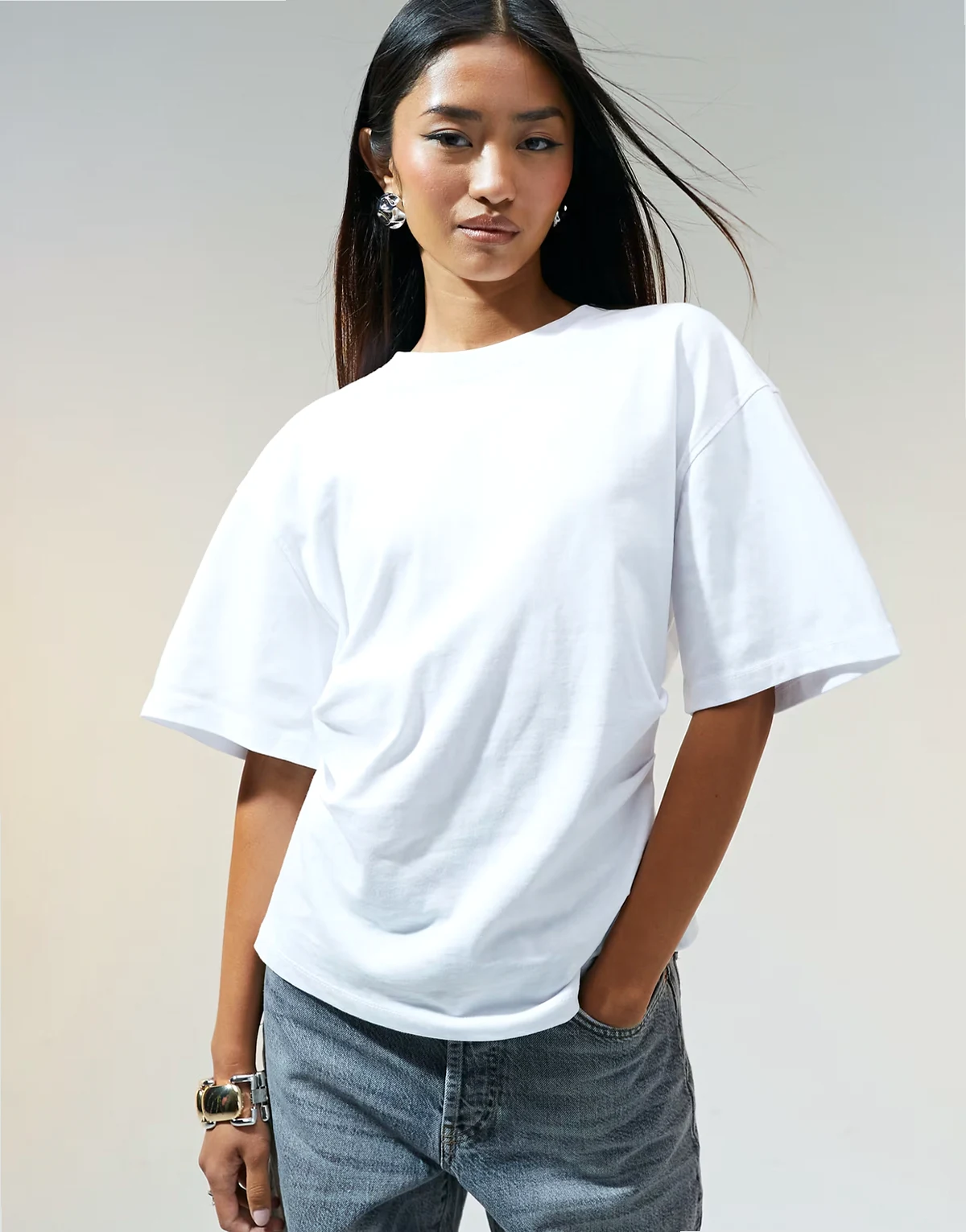 – Biały T-shirt z gorsetową talią