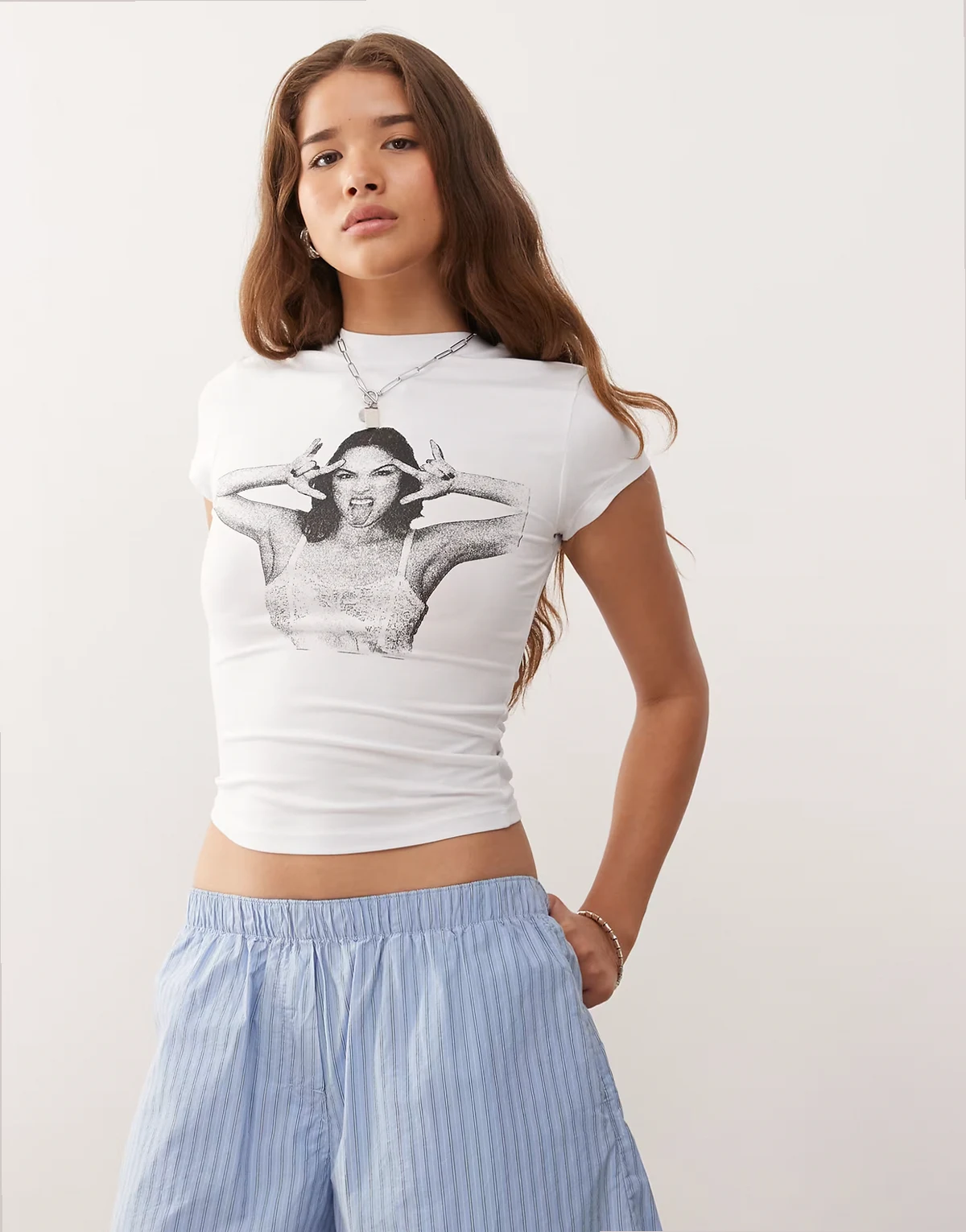 – Festival – Knapp geschnittenes T-Shirt in Weiß mit offiziellem lizenziertem „Olivia Rodrigo“-Print