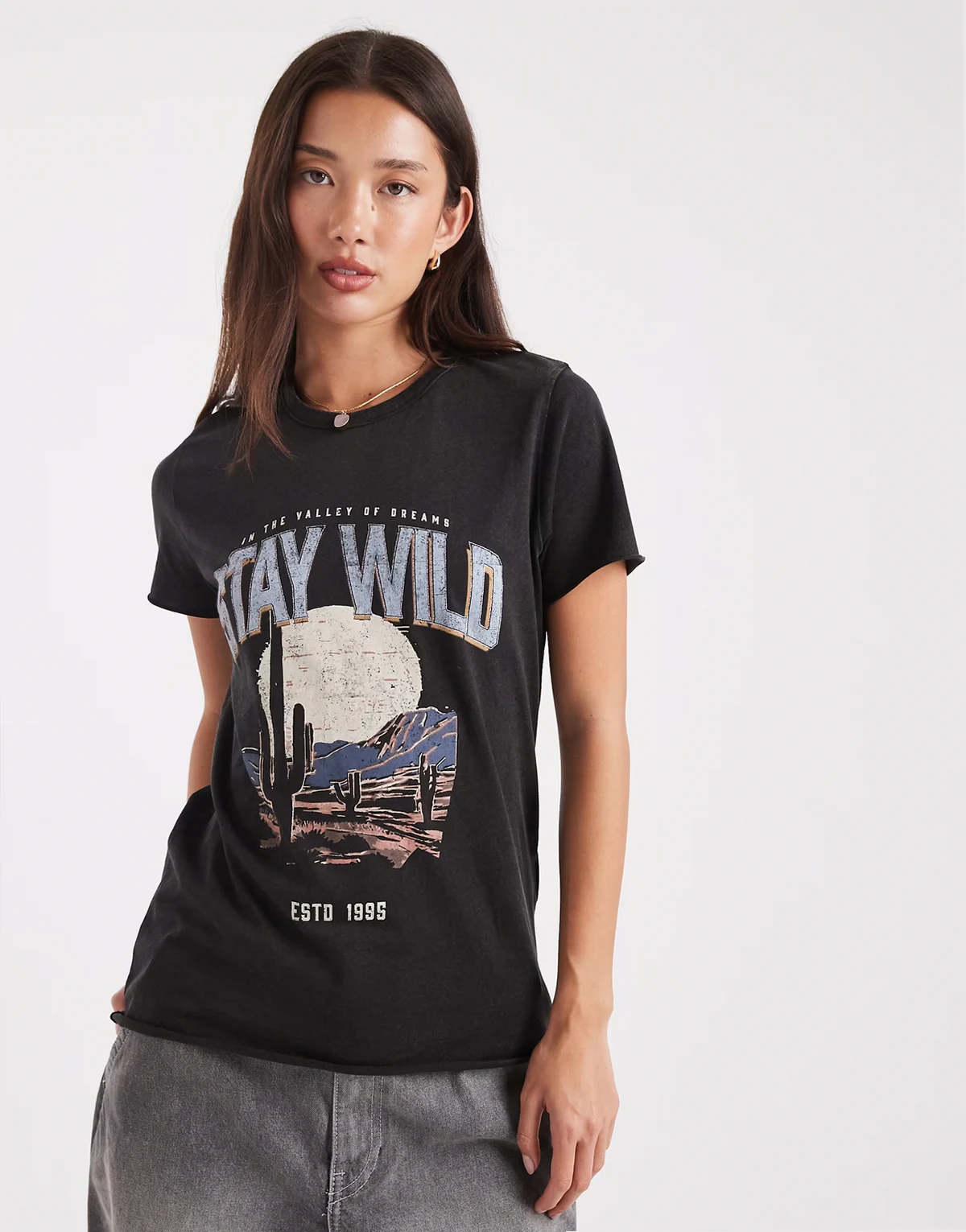 – T-Shirt n Schwarz mit „Stay Wild“-Print