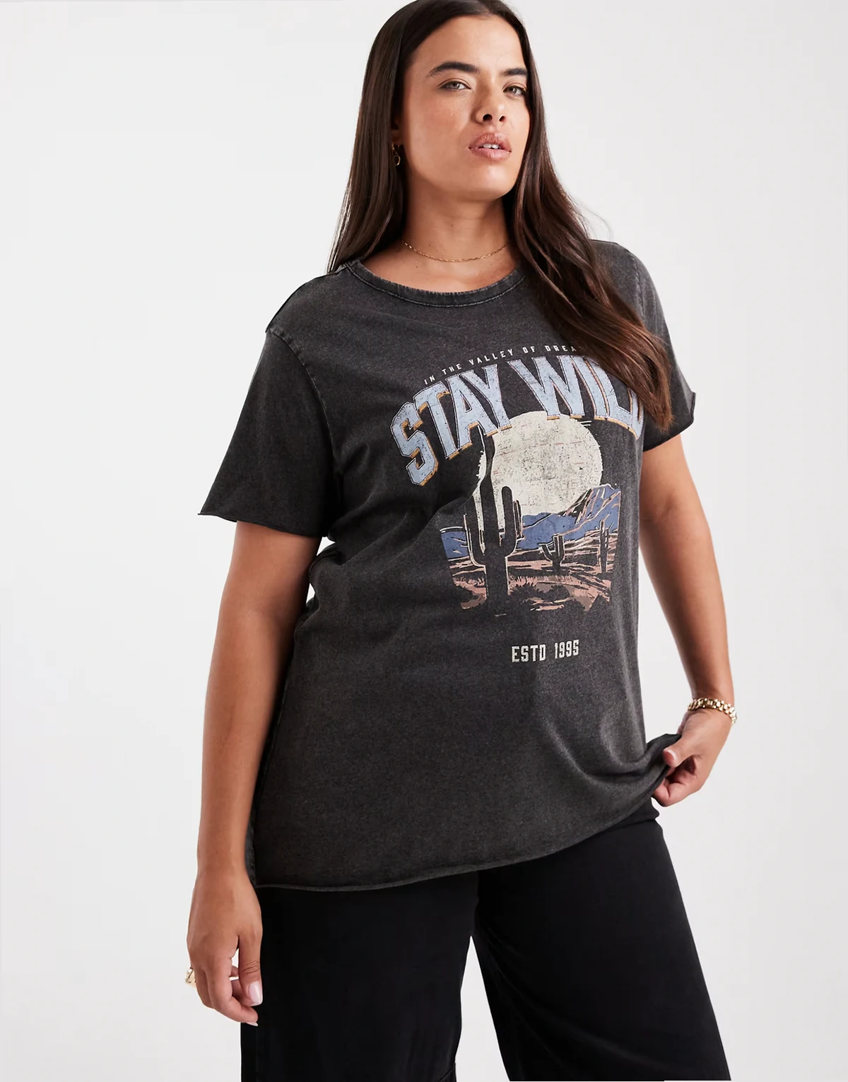 – Czarny T-shirt z nadrukiem i napisem „Stay Wild“