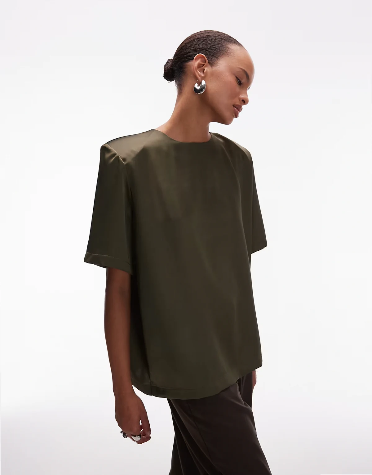 – Oliwkowy satynowy T-shirt oversize z poduszkami na ramionach