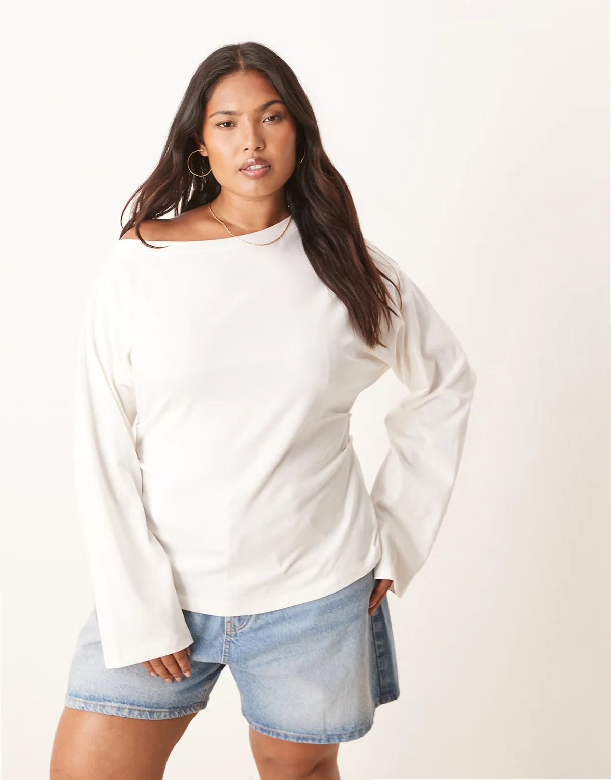 ASOS DESIGN Curve – Kremowy taliowany gorsetowy T-shirt z długimi rękawami i odsłoniętym ramieniem
