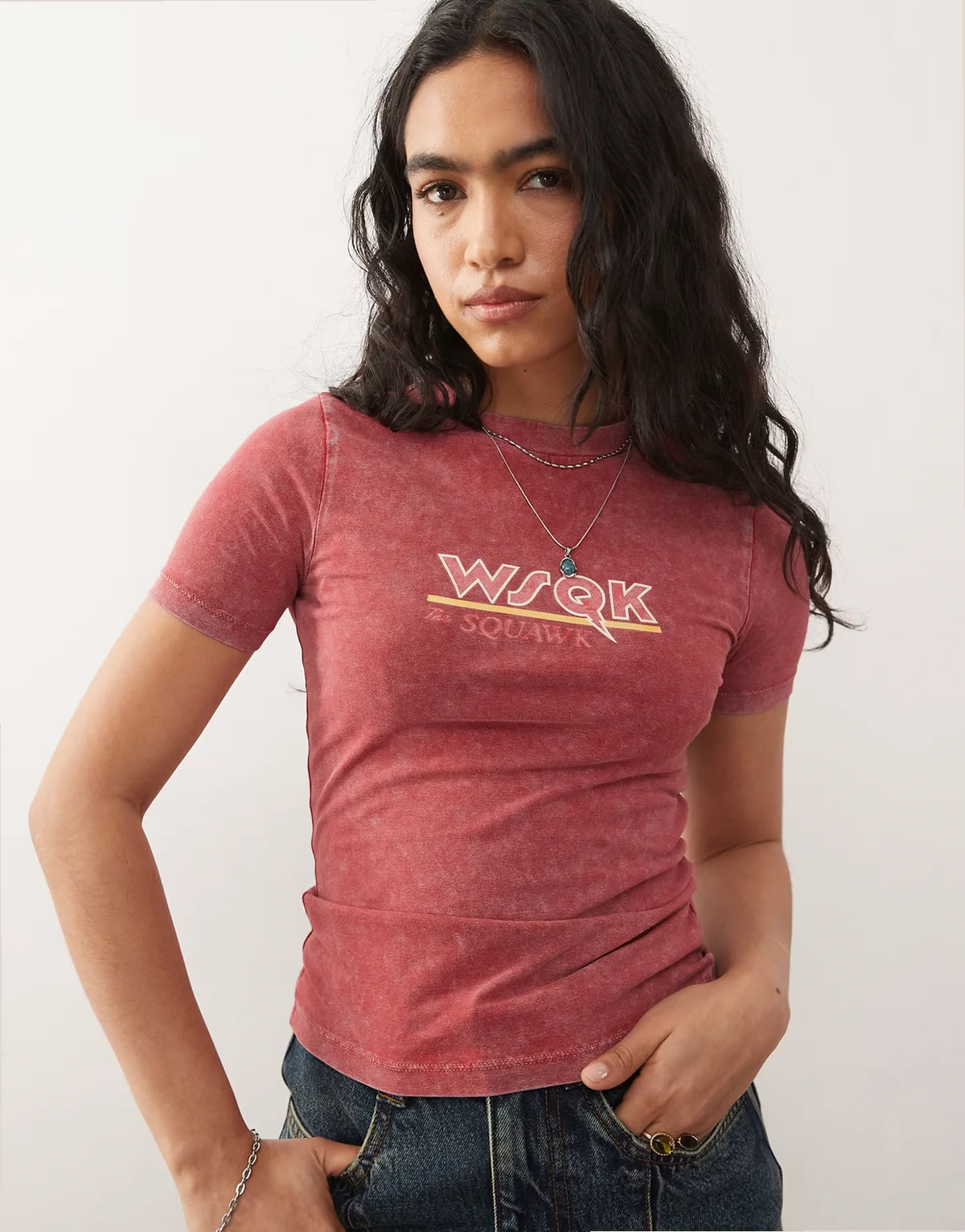 x Stranger Things – Krótki T-shirt w spranym różowym kolorze z napisem WSQK z logo