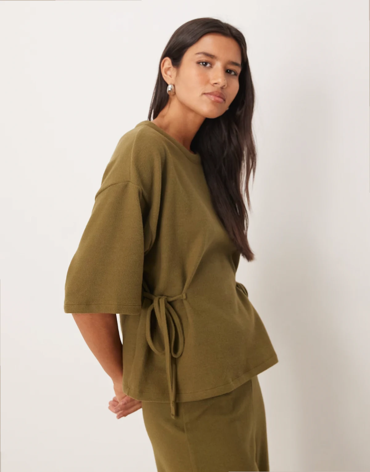 – Bardzo miękki T-shirt w kolorze khaki, część zestawu
