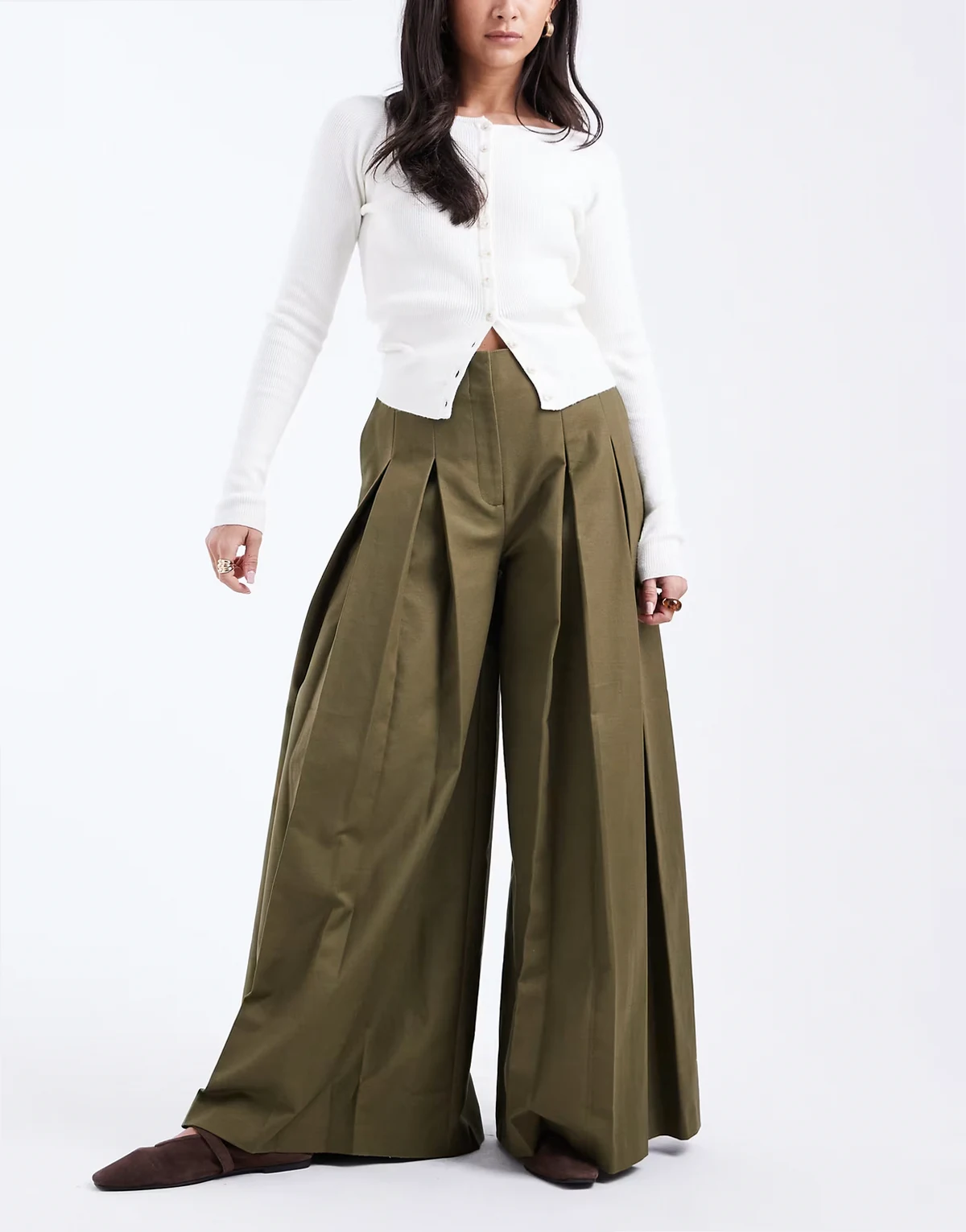 – Elegante Hose in Khaki mit Falten und weitem Bein