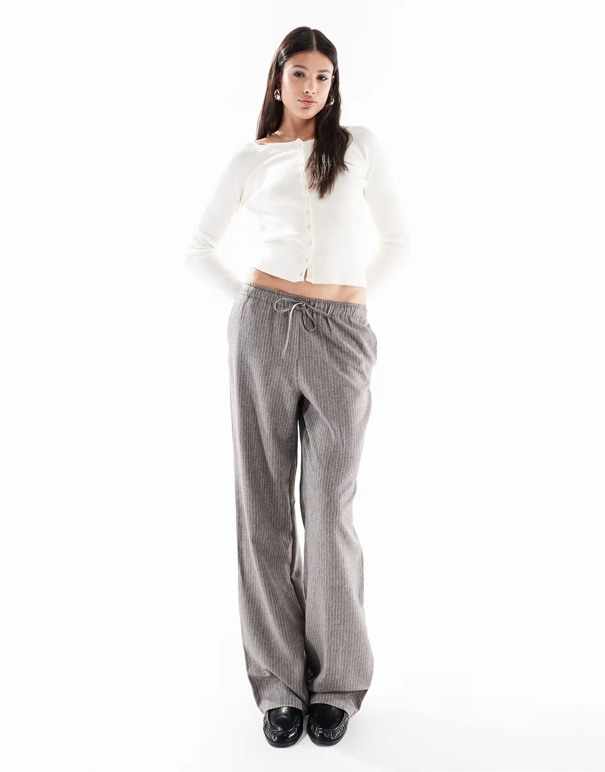 – Szare spodnie w prążki z szerokimi nogawkami