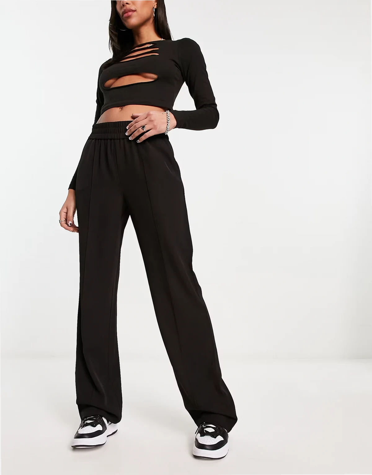 – Leichte Hose mit Biesen und mit weitem Bein in Schwarz