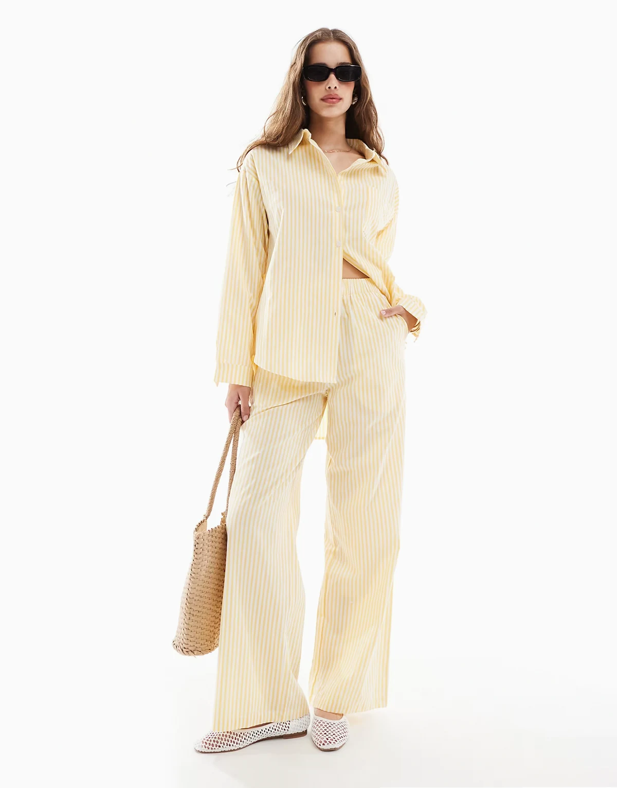 – Żółte wciągane spodnie z obniżonym stanem, prostymi nogawkami i wzorem w paski, część zestawu