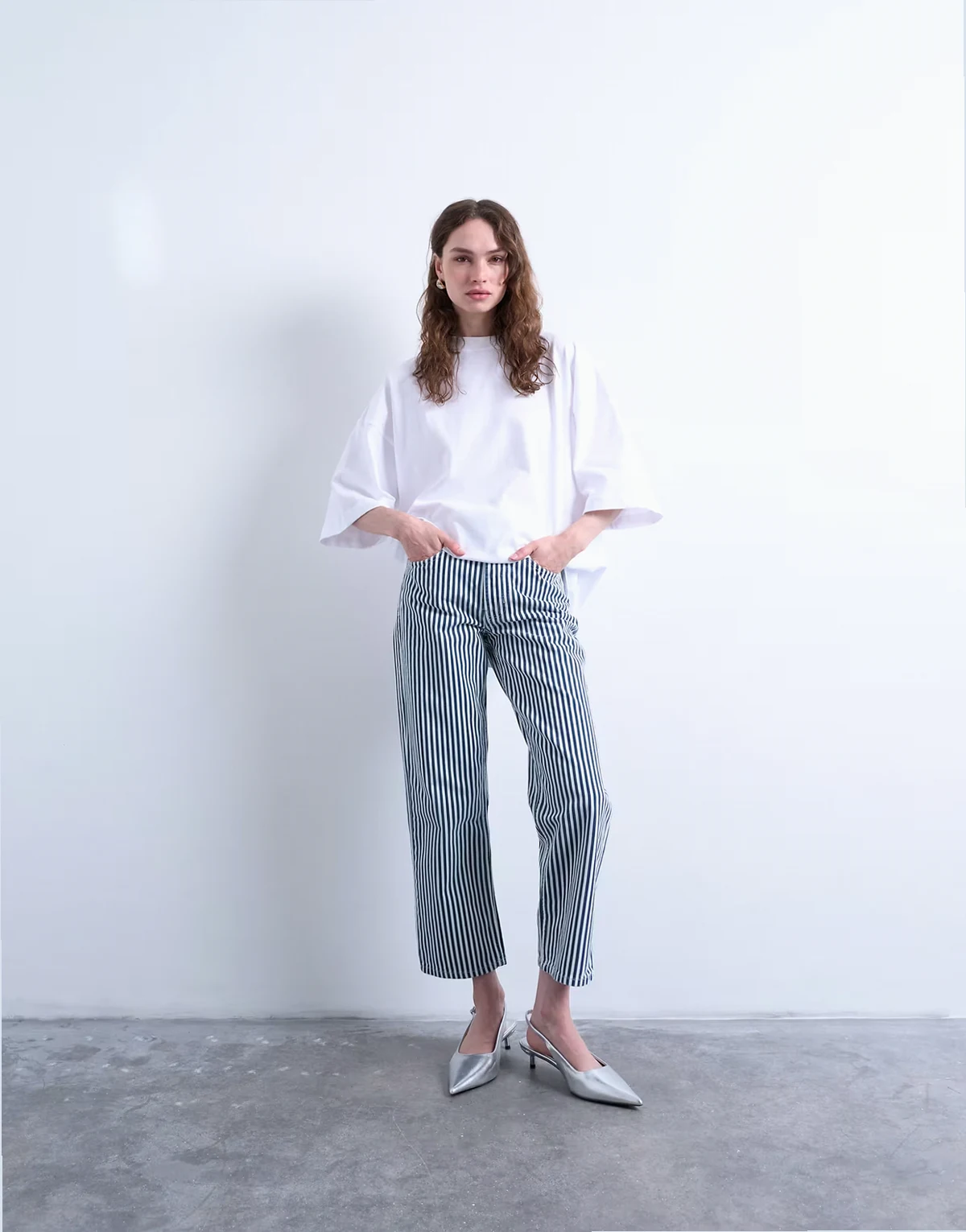 – Gestreifte Cropped-Hose in Blau mit mittelhohem Bund und geradem Schnitt