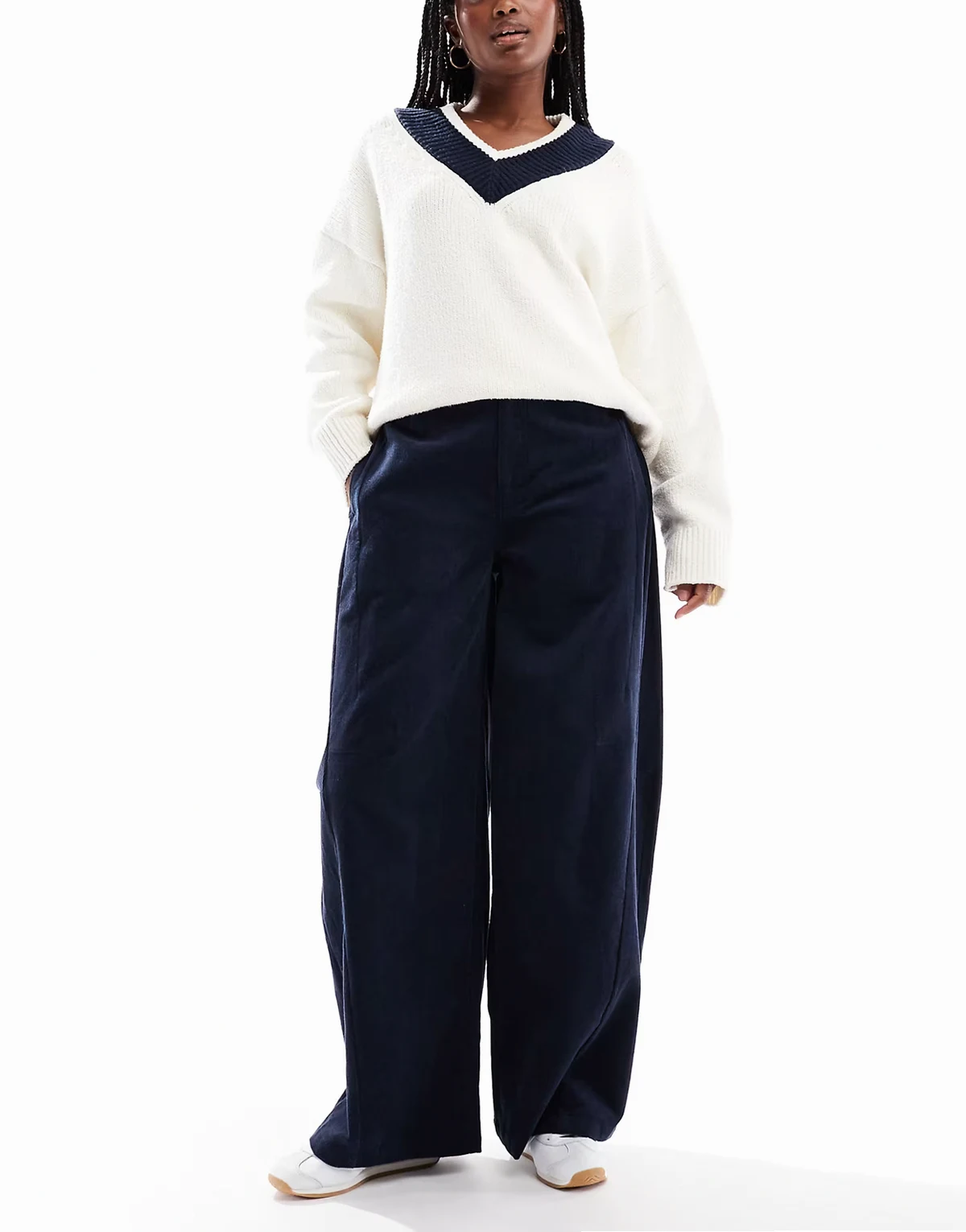 – Feincord-Hose in Marineblau mit extremem Horseshoe-Schnitt und Ziernähten