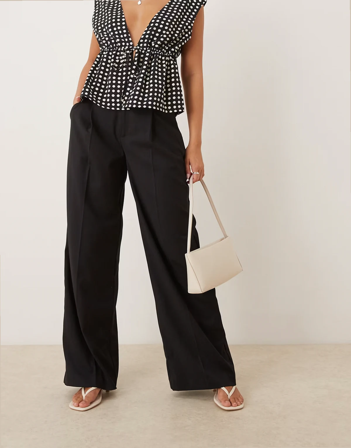 – Elegante Hose in Schwarz mit hohem Bund und weitem Bein
