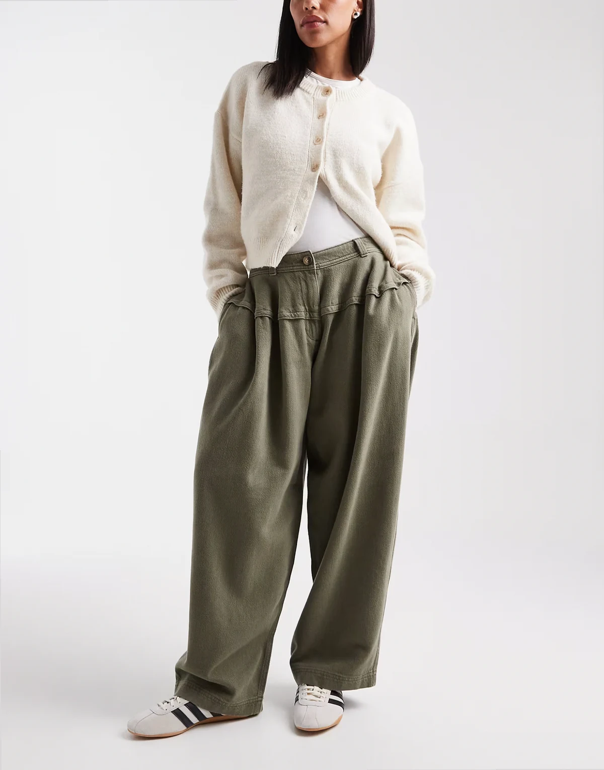 – Gewaschene Super-Oversize-Hose in verwaschenem Khaki mit Ziernaht