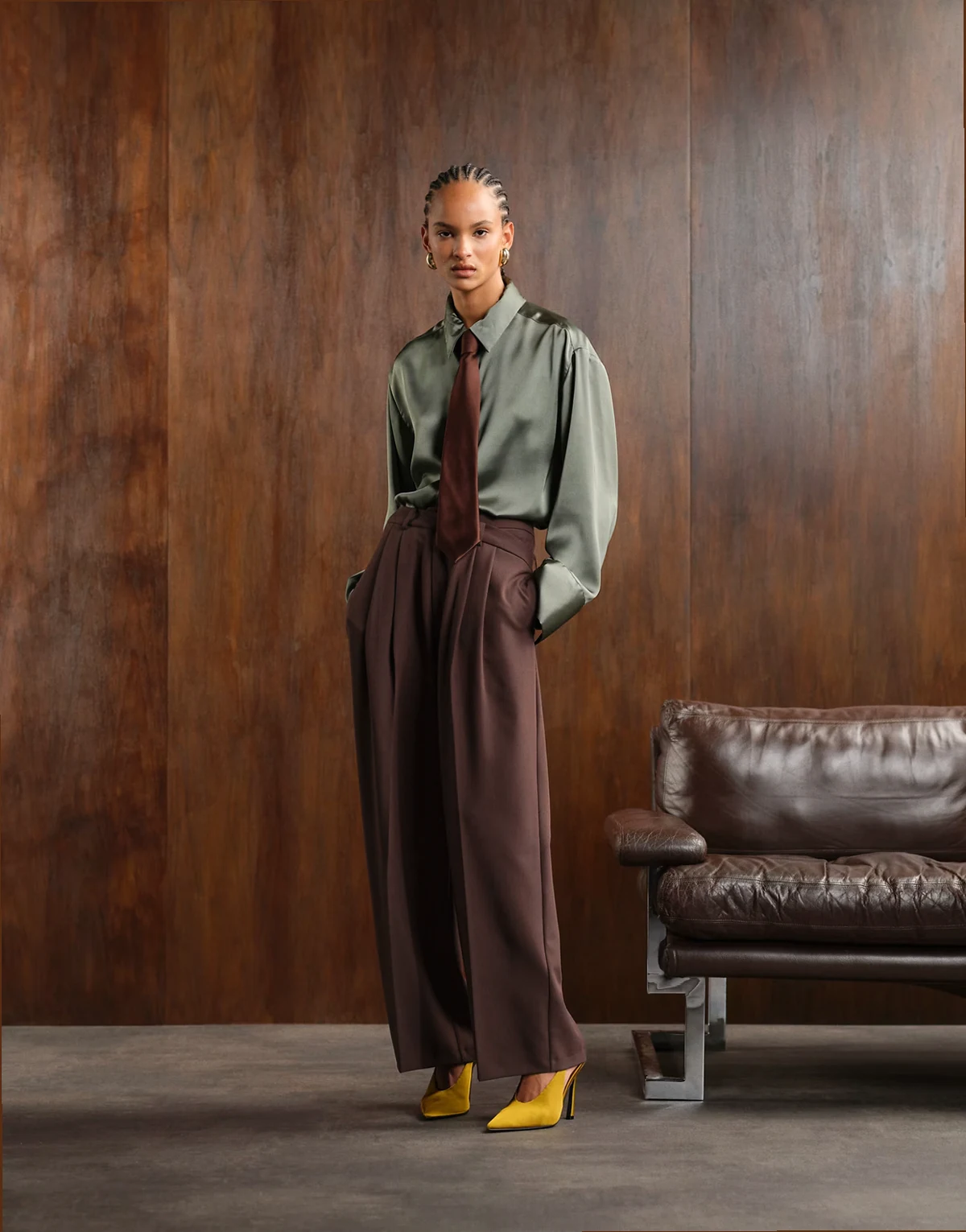 – Elegante Hose in Schokobraun mit tiefem, asymmetrischem Bund und weitem Bein