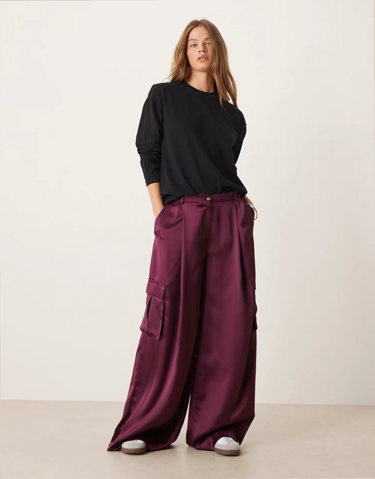 – Cargohose aus Satin in Pflaume mit weitem Bein