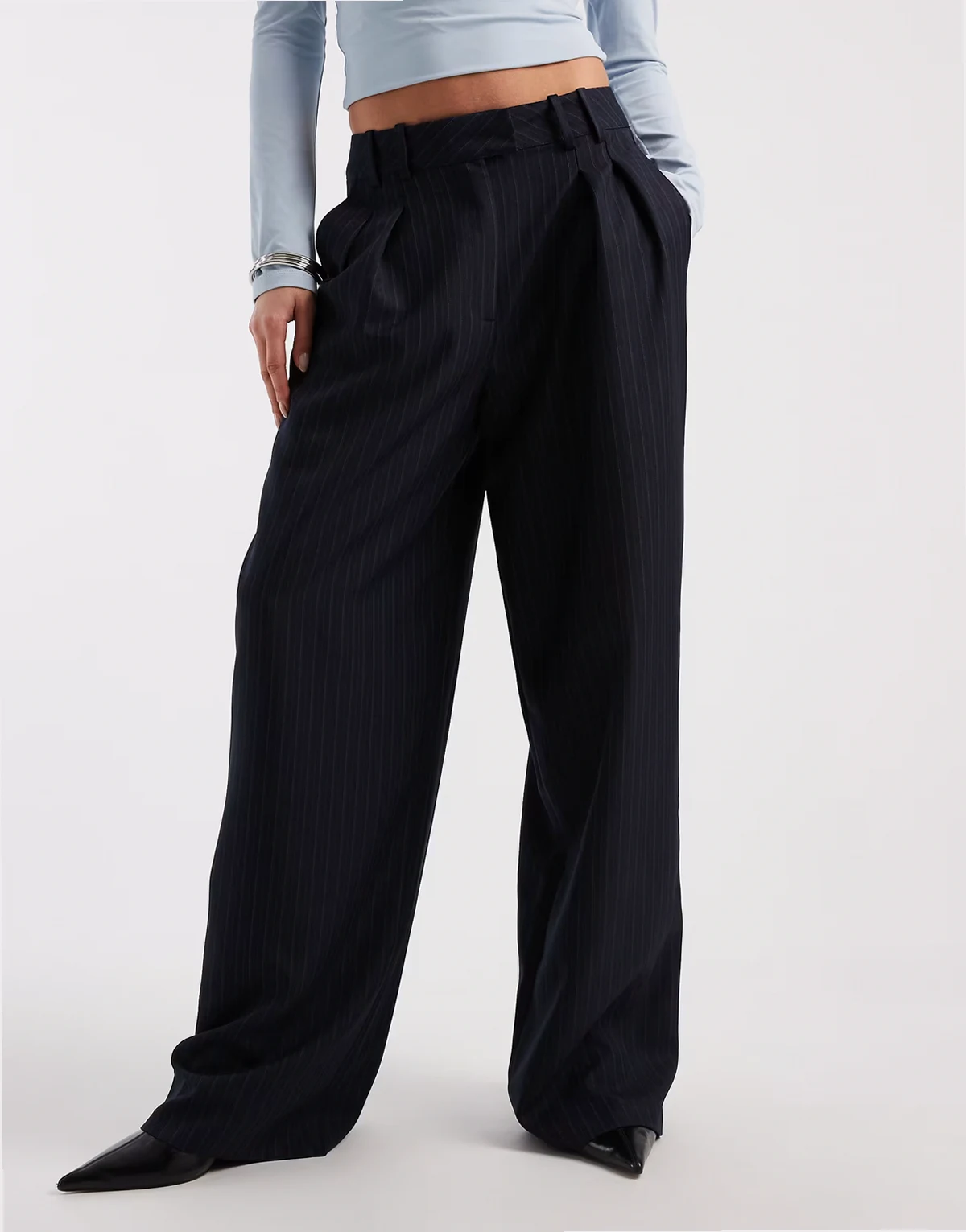 – Elegante, plissierte Hose in Marineblau mit weitem Bein und Nadelstreifen