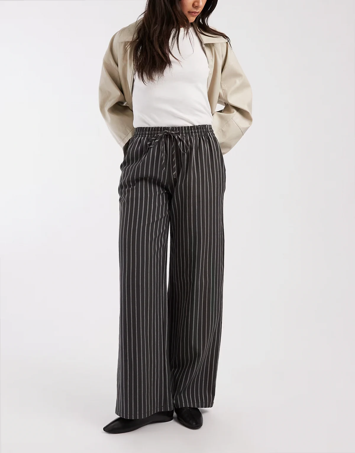 – Grafitowe ściągane na sznurek wciągane spodnie w paski